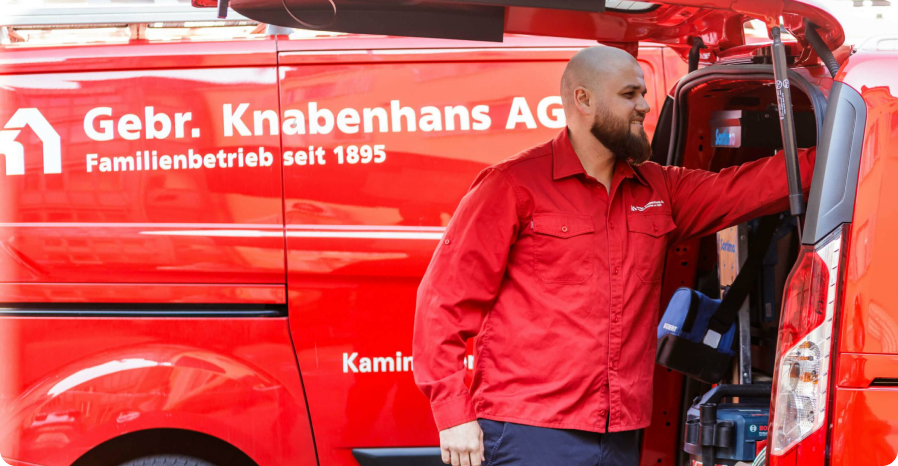 Gebr. Knabenhans AG Mitarbeiter am Einsatzfahrzeug