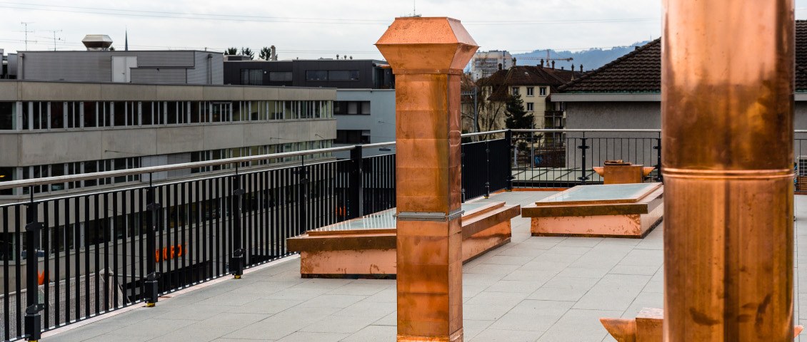 Spenglerarbeiten auf einem Dach in Zürich