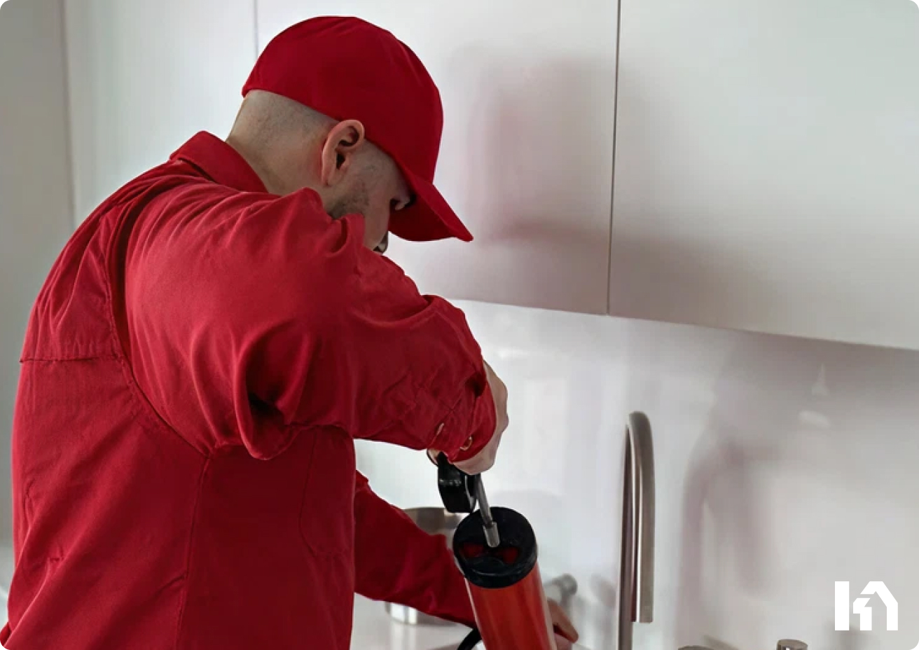 Sanitär-Spezialist der Gebr. Knabenhans AG beim Boiler-Service